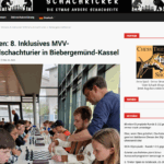 Eine Bildschirmaufnahme von dem Artikel über das achte inklusive Schulschachturnier im Main-Kinzig-Kreis. Auf der Bildschirmaufnahme ist das Beitragsbild von der Schachseite zu sehen sowie andere Artikel, die auf der Webseite zu Verfügunfgstehen.