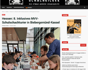 Eine Bildschirmaufnahme von dem Artikel über das achte inklusive Schulschachturnier im Main-Kinzig-Kreis. Auf der Bildschirmaufnahme ist das Beitragsbild von der Schachseite zu sehen sowie andere Artikel, die auf der Webseite zu Verfügunfgstehen.