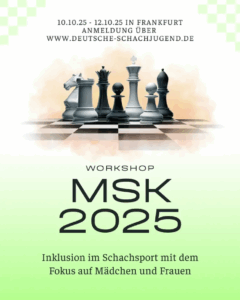 Ein Poster mit weißem Hntergrund und mehrere schwarze und weiße Schachfiguren im Zentrum. Auf dem Poster ist in schwarzer Druckschrift: "Workshop Mädchenschachkongress 2025, Inklusion im Schachsport mit dem Fokus auf Mädchen und Frauen, Referentin ist Tatiana Flores" zu lesen.